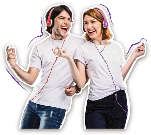 Casal usando fone da Fisk