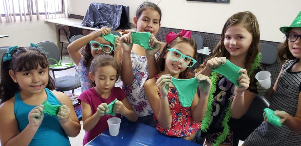 Fisk Taubaté e Caçapava/SP - Comemorando o "St. Patrick"s Day" fazendo "slime"